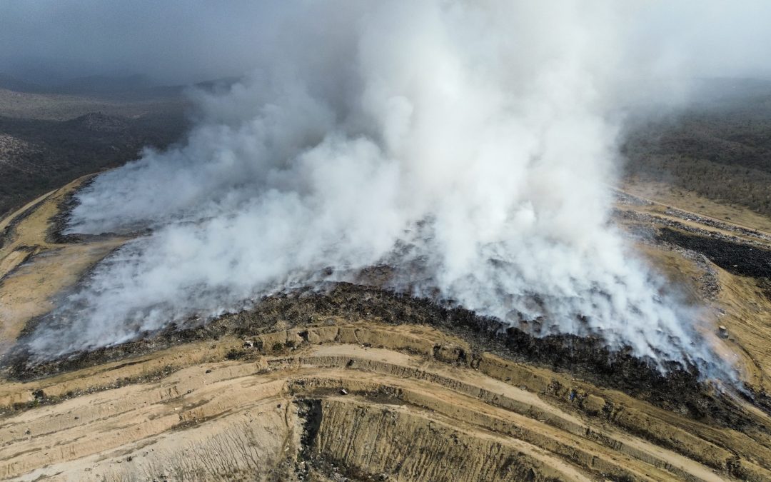 Incendio en relleno sanitario de CSL continúa este viernes