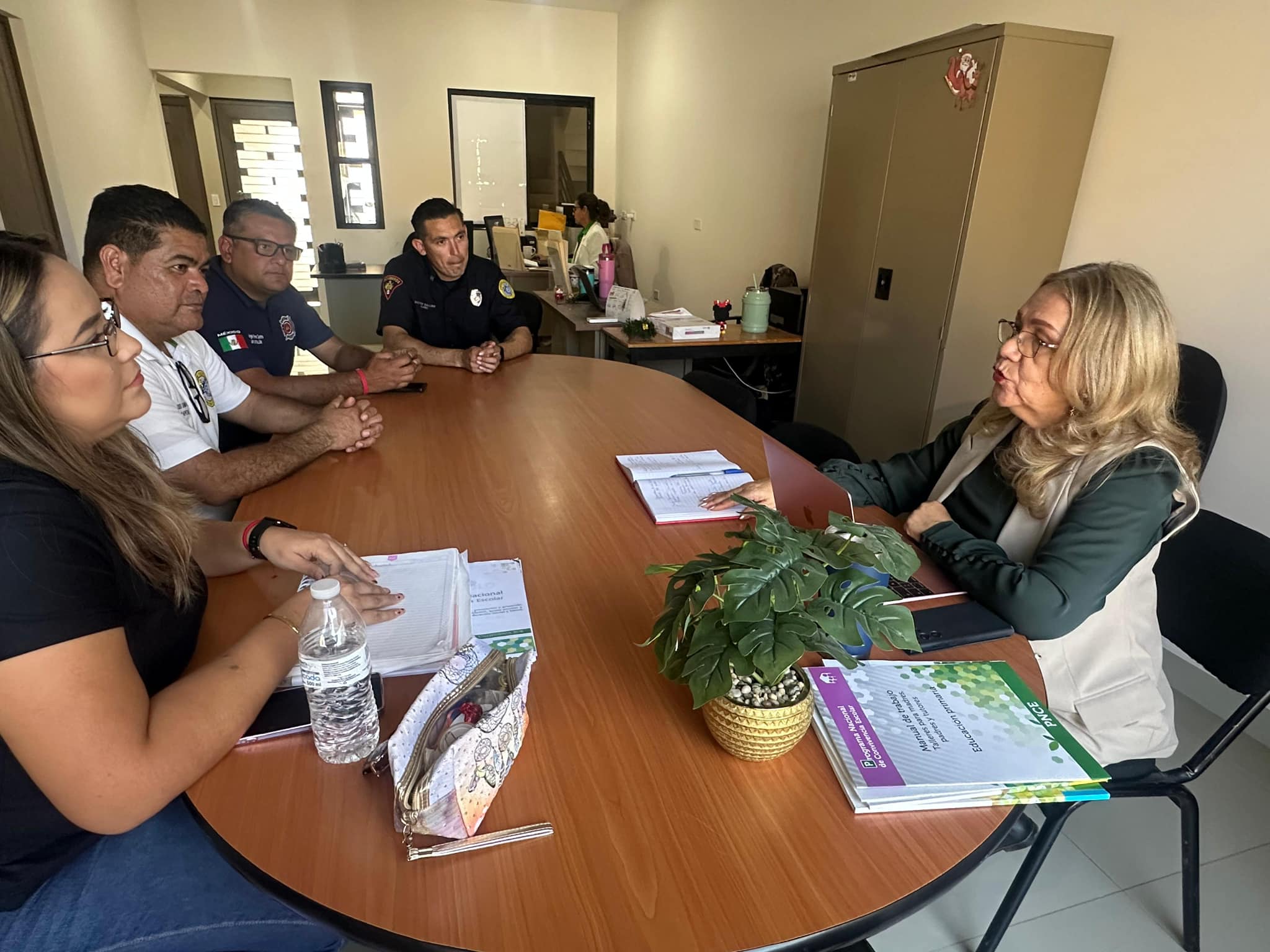 Reunión de trabajo entre personal de Bomberos Cabo San Lucas y docentes de nivel primaria en el sector educativo de Los Cabos.