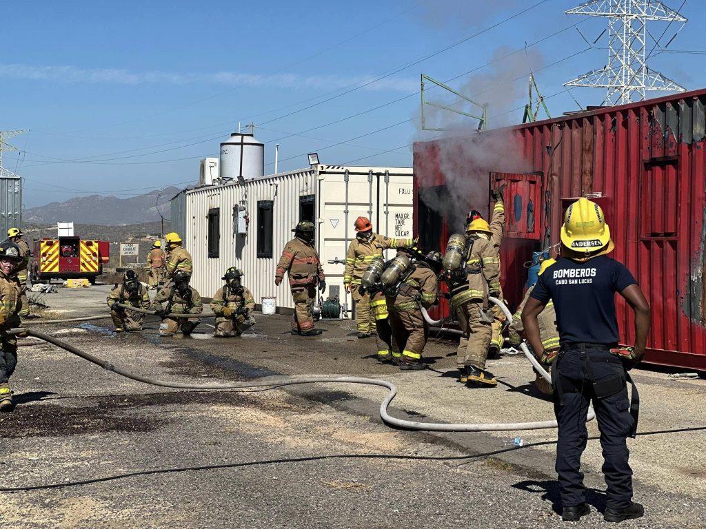 Visita de las autoridades gubernamentales al campo de entrenamiento de Bomberos Cabo San Lucas.