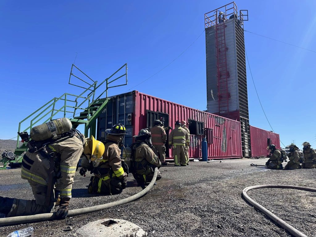 Visita de las autoridades gubernamentales al campo de entrenamiento de Bomberos Cabo San Lucas.