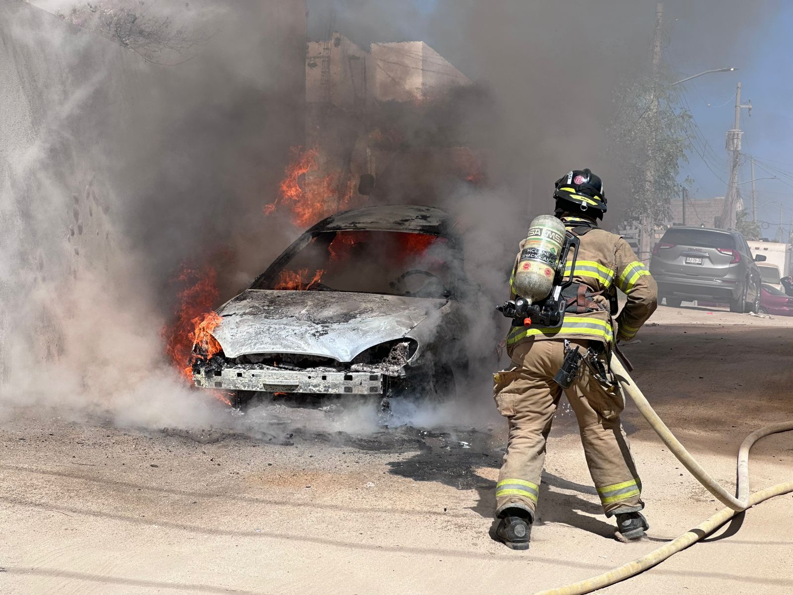 Incendio de vehículo atendido por Bomberos de Cabo San Lucas.