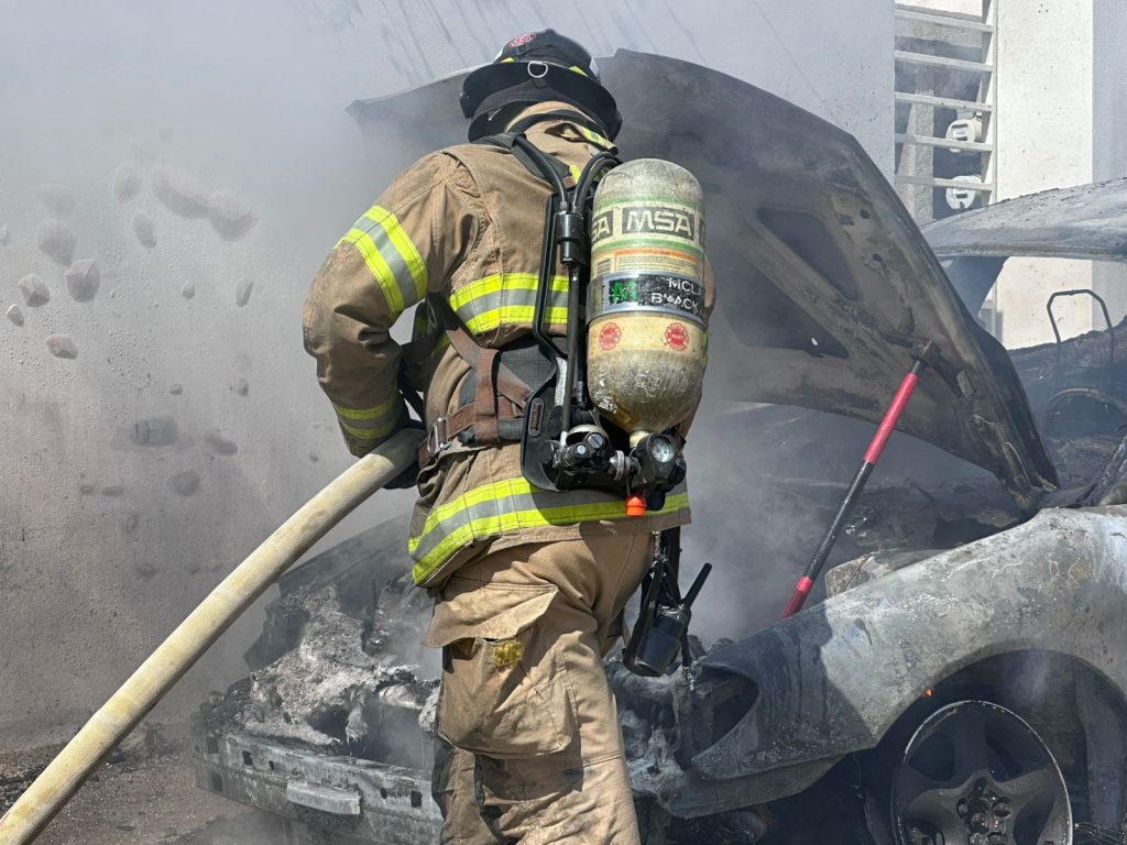 Incendio de vehículo atendido por Bomberos de Cabo San Lucas.