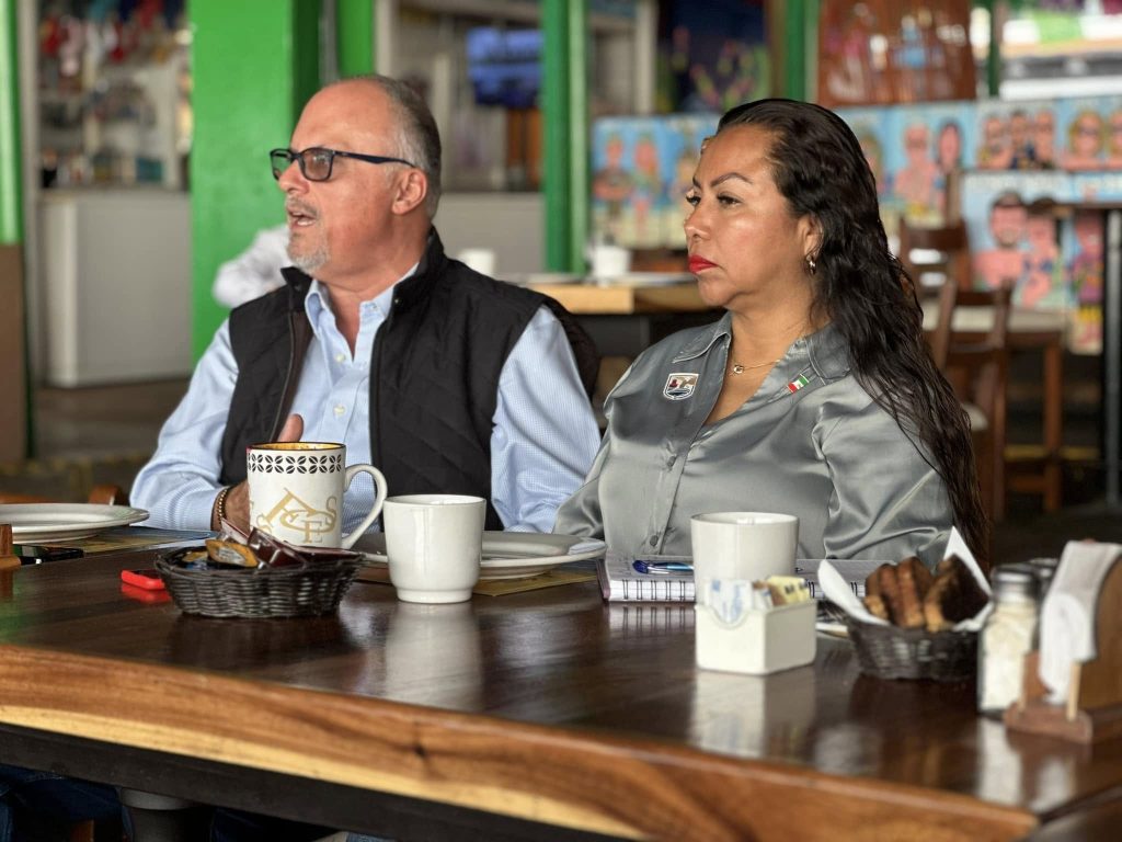 Delegada de CSL Karina de la O Uribe y el Subdelegado del Tezal, Gabriel Larrea.