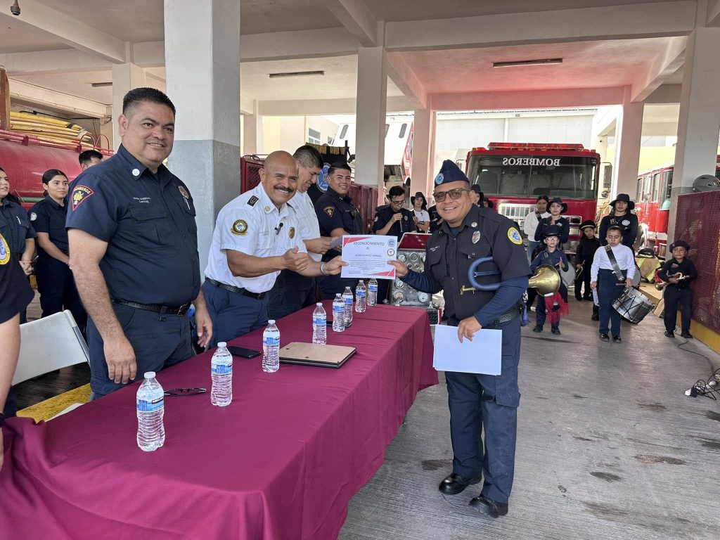Entrega de reconocimientos a integrantes de la Banda de Guerra Rhinos.
