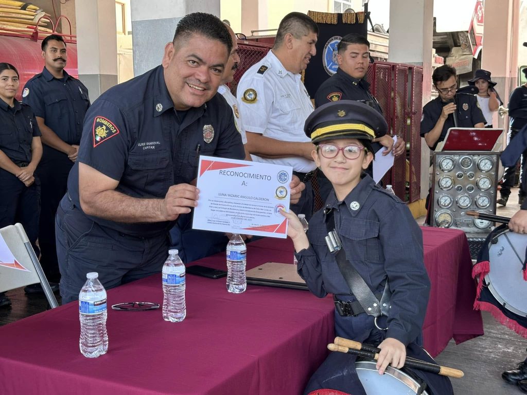 Entrega de reconocimientos a integrantes de la Banda de Guerra Rhinos.