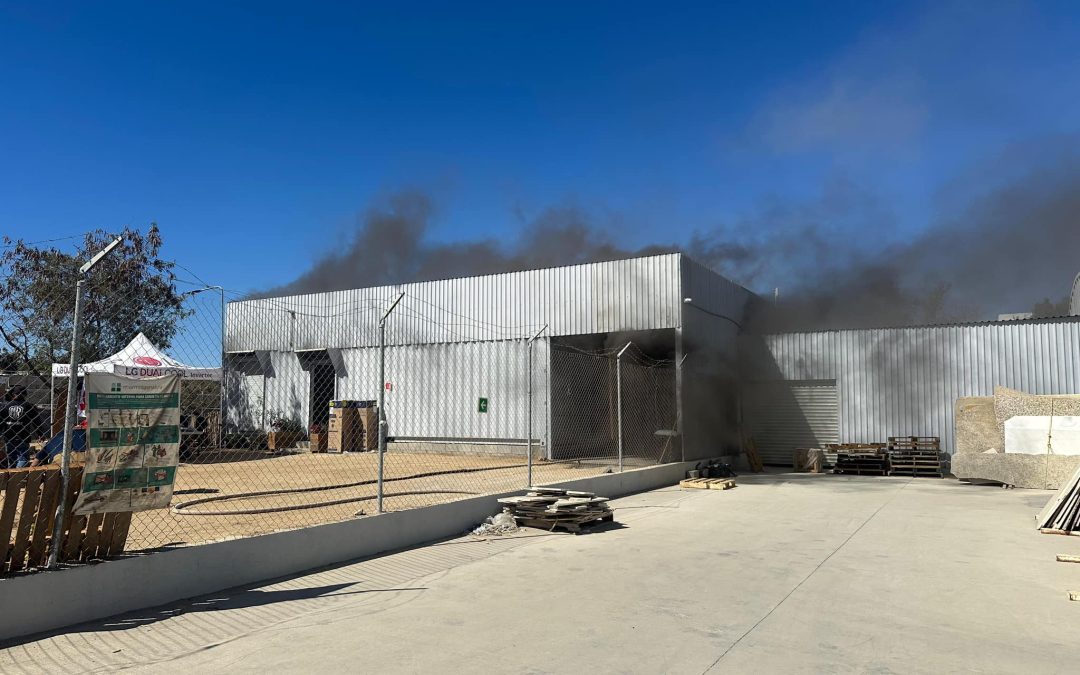 Bomberos sofocan incendio de bodega en Cabo San Lucas