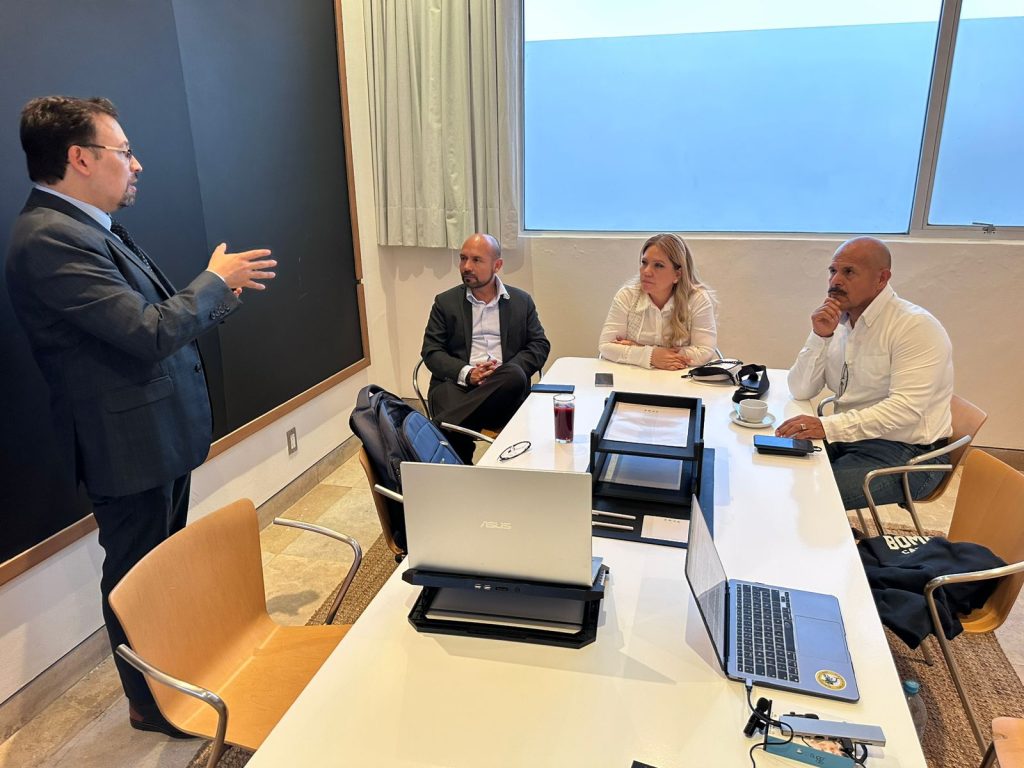 Regidora Lorena Marbella González, el Mtro. Francisco Arreguín y el Cmdte. Juan Antonio Carbajal, en reunión sobre el Atlas de Riesgo para el municipio de Los Cabos.