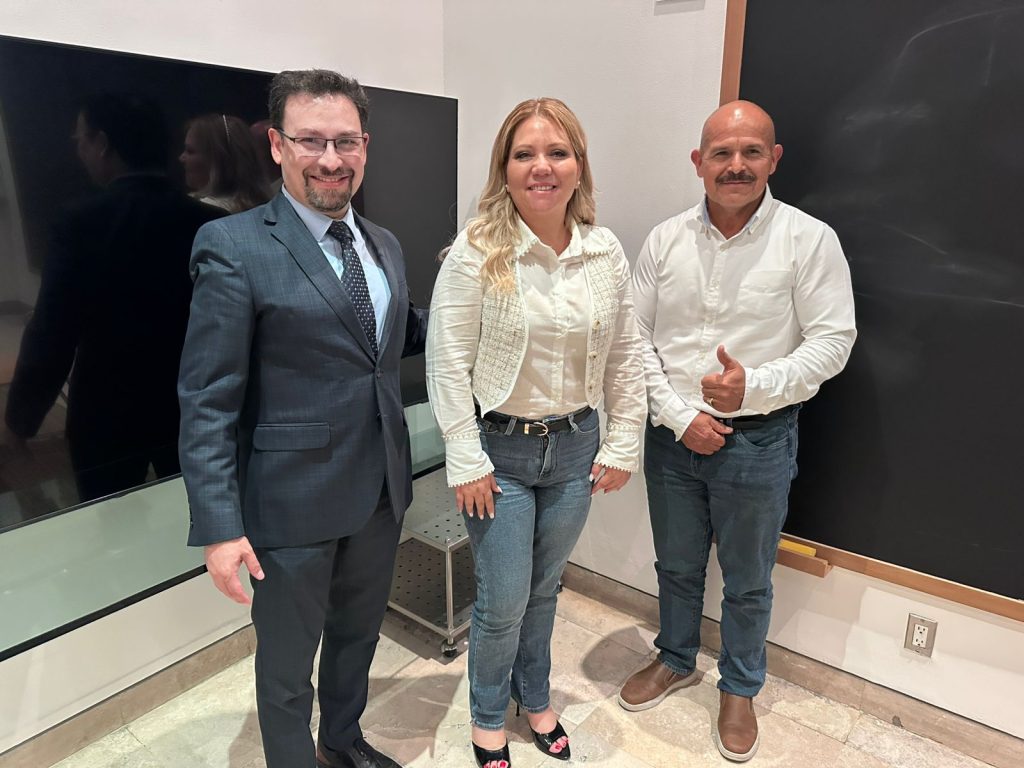 Regidora Lorena Marbella González, el Mtro. Francisco Arreguín y el Cmdte. Juan Antonio Carbajal, en reunión sobre el Atlas de Riesgo para el municipio de Los Cabos.