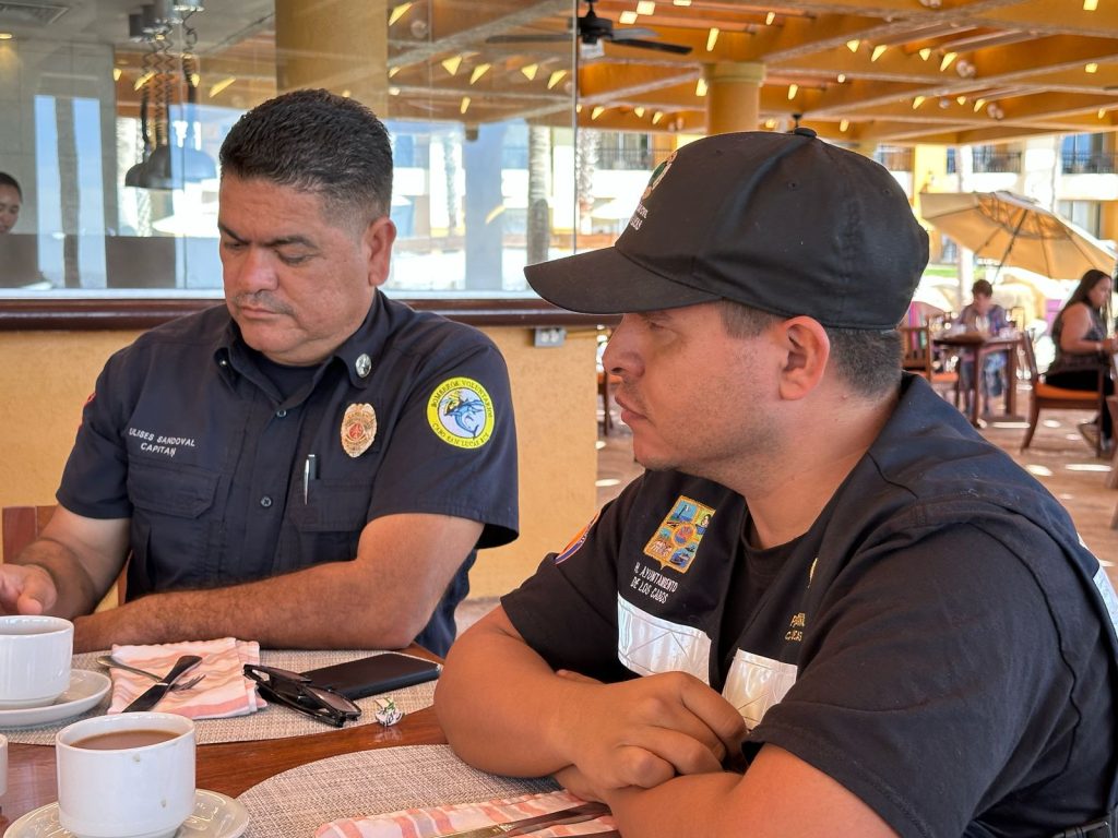 Reunión entre personal del Hotel Grand Fiesta Americana y Bomberos Cabo San Lucas.