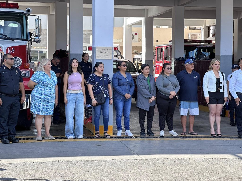 Mamás de bomberos csl entregan camioneta
