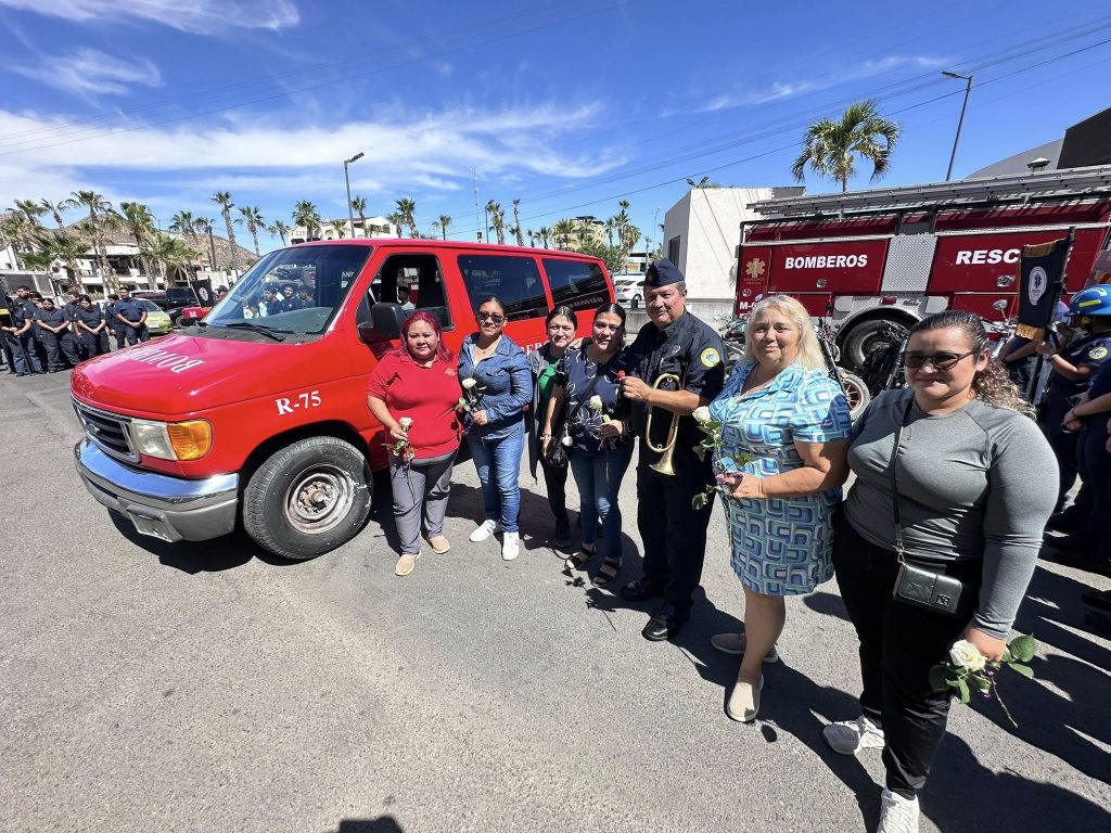 Mamás de bomberos csl entregan camioneta