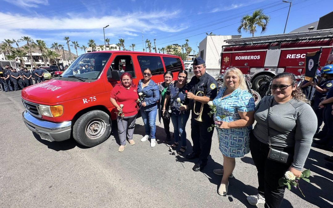 Mamás de la familia Bomberos CSL donan van a la institución